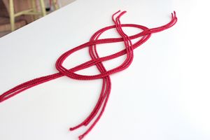 Ожерелье из шнурков
