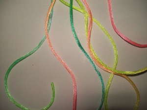 Плетеный браслет из шнурков