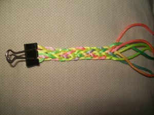 Плетеный браслет из шнурков