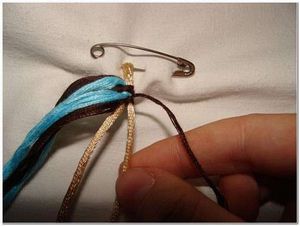 Как сделать фенечку из шнурков