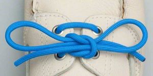 Как завязать два шнурка