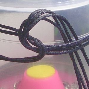 Как завязать шнурок для кулона
