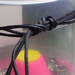 Как завязать шнурок для кулона