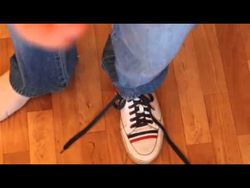Как завязать шнурки без рук