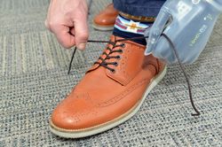 Завязывание шнурков на туфлях