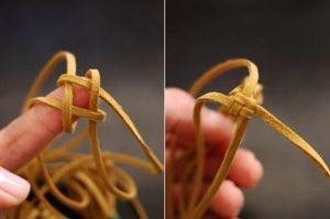 Ожерелье из шнурков